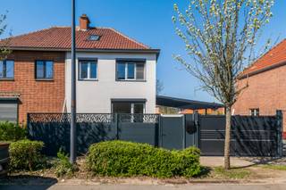 Are you looking for a renovated and ready-to-move-in home with easy accessibility and located in a quiet neighborhood? Then this property at Constant Broeckmeyerstraat 26 in Willebroek is definitely worth a visit.<br /><br />The location is one of the greatest assets of this property. Situated in a quiet street, yet centrally located, you can enjoy excellent accessibility here. Shops, schools, public transportation, and major roads are all within close proximity. Thanks to the easy connections to surrounding cities, this is the ideal base for commuters, while at home you can enjoy peace and comfort.<br /><br />Layout of the property:<br />Ground floor: You enter the property through the entrance hall with a guest toilet. You then enter the cozy living room that seamlessly transitions into the open kitchen with dining area (living kitchen). This bright space is the heart of the home and offers direct access to the garden.<br /><br />The low-maintenance garden features two terraces, one of which is covered. This allows you to choose between sun or shade at any time of the day, ideal for relaxing or entertaining guests.<br /><br />First floor: Through the night hall, you reach three bedrooms and the bathroom.<br /><br />Second floor: The attic floor has been converted into a fourth bedroom and offers a fully functional extra space.<br /><br />Basement: In addition, the property has a practical cellar, ideal for extra storage.<br /><br />Additional assets:<br />Completely ready-to-move-in property<br />3 bedrooms<br />Low-maintenance garden with two terraces (one covered)<br />Driveway with carport for multiple cars<br />Quiet, yet centrally located area<br />Basement for extra storage space<br /><br />This property combines comfort, functionality, and an excellent location, making it perfect for those looking for a practical family home in Willebroek.<br /><br />Interested? Contact us today to schedule a visit!<br />Bjorn Marievoet<br />0477 606 833 or bjorn@mondovastgoed.be