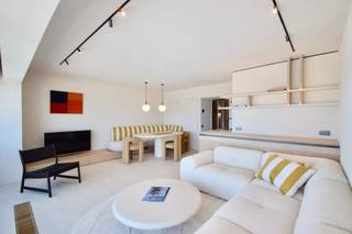 Fantastisch gerenoveerd appartement met panoramisch zeezicht. Het appartement is ideaal gelegen tussen het Lichttorenplein en het Albertplein, op wandelafstand van de winkels en de zee. Indeling: inkomhal met gastentoilet en vestiaire. Lichtrijke woon- en eetkamer met directe toegang tot het terras genietend van frontaal zeezicht. Moderne open keuken, volledig uitgerust met hoogwaardige materialen. Praktische berging. Master bedroom met ingemaakte kasten en en-suite badkamer (dubbele lavabo, inloopdouche en toilet). Tweede ruime slaapkamer met ingemaakte kasten en douchekamer. Beide slaapkamers geven toegang tot het terras achteraan. 3de slaapkamer met stapelbedjes. Privatieve kelder in de residentie. Mogelijkheid tot aankopen van een garagebox met bergruimte. Lift en inkomhal recentelijk vernieuwd in de residentie Odysseus. Meubelen inbegrepen in de prijs.