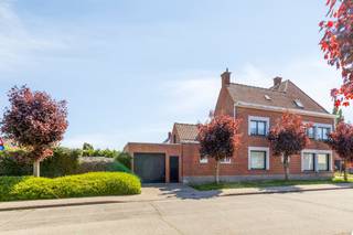 Plan snel een bezoek!Een charmant huis met een bewoonbare oppervlakte van 150 m², gezellige tuin en garage, gelegen op een centrale ligging in Roeselare.De woning heeft volgende indeling:Gelijkvloers:- Leefruimte met een mooie boog die zorgt voor een open en aangename verbinding naar de keuken- Keuken- Toegang tot de gezellige tuin- Garage- Kelder- Veranda- Ingerichte badkamer1ste verdiep:- 2 slaapkamerZolderverdiep:Ruime zolder met tal van mogelijkhedenSpecifieke kenmerken:- Woning met veel charme- Bewoonbare oppervlakte van 150 m²- Garage en kelder aanwezig- Gezellige tuin- Centrale ligging in Roeselare, nabij winkels, scholen en openbaar vervoerBen jij op zoek naar een woning met charme op een toplocatie? Neem dan zeker contact op voor een bezoek. Zeker de moeite waard!Bestuursmaatregelen in het maatregelenregister: nee