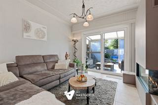 <p><span>Instapklaar gelijkvloers appartement met terras, tuin en garage</span></p><p><span> </span></p><p><span>Belangrijkste troeven:</span></p><p><span>- Centrale ligging: alles op wandelafstand</span></p><p><span>- Perfect instapklaar</span></p><p><span>- Praktische indeling met mooie leefruimtes met zicht op de tuin</span></p><p><span>- Aparte berging en technische ruimte = zeer praktisch</span></p><p><span>- Badkamer met inloopdouche</span></p><p><span>- Geen gemeenschappelijke kosten</span></p><p><span>- Knappe privétuin met terras, atelier met water en elektriciteitsvoorzieningen</span></p><p><span> </span></p><p><span>Bekijk zeker ook onze grondplannen met de afmetingen. Zo krijgt u van thuis uit al een perfect beeld van wat deze woning te bieden heeft!</span></p><p><span>Wenst u meer info of een vrijblijvende bezichtiging, contacteer dan ons kantoor op het nummer 014 39 99 99 en wij helpen u graag verder.</span></p>
