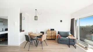 Zeer mooie studio met panoramisch uitzicht over het meer.<br />Gelegen op de 6de verdieping met ideale zuidwest-oriëntatie.<br /><br />De studio beschikt over een inkomhal met vestiaire , een gezellige leefruimte met toegang tot het zonneterras, een open ingerichte keuken, een badkamer met douche en toilet.<br /><br />Gelegen in een verzorgd domein met binnenzwembad, privéstrand en waterpartij.<br /><br />Contacteer ons voor bijkomende informatie of een bezoek.<br />Info en bezoek bel Andries De Leyn 0472 53 66 09<br />