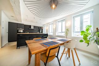 TE KOOP – PRACHTIG DUPLEXAPPARTEMENT MET 2 SLAAPKAMERS EN MODERN COMFORT – LAGE LASTENDeze charmante duplexwoning, gelegen aan de rustige achterzijde...