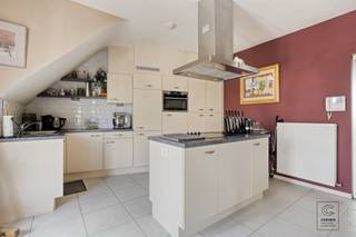 <p>Gelegen op een uitstekende en centrale locatie in het hart van <strong>Sint-Job-in-’t-Goor</strong> vindt u dit instapklare éénslaapkamerappartement met een bewoonbare oppervlakte van <strong>94 m²</strong>.<br />Bij het betreden van het appartement komt u in de inkomhal, die toegang biedt tot de verschillende ruimtes. De <strong>lichtrijke leefruimte </strong>sluit naadloos aan op de <strong>moderne, open keuken</strong>. Deze is volledig uitgerust met alle hedendaagse comfort, waaronder een koelkast, vaatwasser, inductiekookplaat, spoelbak en tal van ingemaakte kasten. Verder bereikt u via de hal de volledig ingerichte badkamer, voorzien van een douche, lavabomeubel, toilet en aansluiting voor een wasmachine/droogkast. Daarnaast beschikt het appartement over een ruime slaapkamer, die op haar beurt toegang geeft tot het <strong>zonnige en ruime terras</strong> aan de achterzijde. Tot slot is er nog een <strong>ruime zolderruimte</strong>, momenteel ingericht als opbergruimte, die kan worden omgevormd tot tweede slaapkamer. In de ondergrondse parkeergarage van het gebouw beschikt het appartement over <strong>twee privatieve autostaanplaatsen.</strong></p><p>Extra troeven:<br />- EPC: 211 kWh/m² (C-score → GEEN renovatieverplichting)<br />- Elektriciteit conform!<br />- twee ondergrondse autostaanplaatsen inbegrepen!<br />- Riante zolderruimte die met aanpassingswerken kan worden omgevormd tot tweede slaapkamer<br />- Centrale ligging op wandelafstand van winkels, horeca en openbaar vervoer</p><p>Extra:</p><p>-Niet opgenomen in maatregelenregister</p><p>- Woongebied, Gvkr verdere stedenbouwkundige informatie in aanvraag.</p><p>Voor meer info ga naar www.coenenvastgoed.be of bel 03/375.82.92</p>