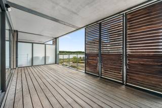 <p>Op de tweede verdieping van een modern en verzorgd appartementencomplex vinden we dit ruime appartement met een bewoonbare oppervlakte van 111 m².<br /><br />De lichtrijke leefruimte biedt plaats aan een gezellige zithoek en een aangename eethoek. Vanuit de woonkamer geniet u bovendien van een mooi zicht op de Schelde, wat zorgt voor een bijzonder aangename woonbeleving. Aansluitend bevindt zich de goed uitgeruste keuken.<br /><br />Het appartement beschikt over twee volwaardige slaapkamers en een verzorgde badkamer. Zowel aan de voor- als achterzijde zijn er terrassen aanwezig: aan de voorzijde bevindt zich een aangenaam en ruim terras met zicht op de omgeving en de Schelde, terwijl het terras aan de achterzijde zorgt voor extra buitenruimte en praktische mogelijkheden. <br /><br />De ligging is een belangrijke troef. In de nabije omgeving vindt u winkels, horeca, het centrum van Temse en andere dagelijkse voorzieningen. Tegelijkertijd zorgen de ligging en de omgeving voor een aangename combinatie van rust, comfort en bereikbaarheid.<br />Het appartement wordt aangeboden inclusief twee naast elkaar gelegen parkeerplaatsen, wat zorgt voor extra praktisch comfort. <br />Een ruim en lichtrijk appartement met twee slaapkamers, mooie terrassen en zicht op de Schelde.<br /><br />Voor wie comfortabel wil wonen, maar ook een interessante opportuniteit voor wie op zoek is naar een investering.<br />Ontdek zelf de ruimte, het uitzicht en de aangename ligging tijdens een bezoek.<br /><br />Aarzel niet om uw bezoek in te plannen via vastgoed@claves.be of het nummer 03/5029874</p>