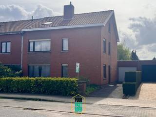 Degelijke en zeer ruime halfopen bebouwing, met garage op een perceel van maar liefst 500 m², met een zeer aangename zuidwestgerichte tuin. Deze...