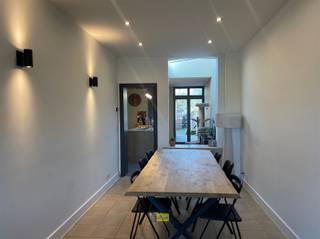 Centraal gelegen gezinswoning met oprit en zuid-oostgerichte tuin in het hart van WommelgemDeze charmante gesloten bebouwing is centraal gelegen in...