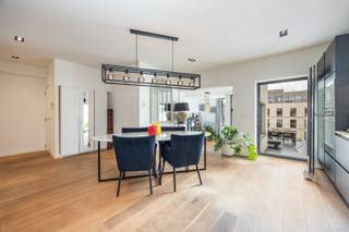 <p><span>Zeer ruim appartement met gigantisch Zuid-gericht terras. Het appartement is gelegen tussen het groene Park Spoor Noord, het charmante Eilandje en de Universiteitsbuurt. Op wandelafstand van openbaar vervoer, velostations, winkels en scholen. Kortom, alle troeven van de stad komen hier samen.</span></p><p><span> </span></p><p><span>-</span><span>              </span><span>Gerenoveerd in 2020</span></p><p><span>-</span><span>              </span><span>Giga terras met Zuid-oriëntatie</span></p><p><span>-</span><span>              </span><span>2 ruime slaapkamers</span></p><p><span> </span></p><p><span>Het volledige gebouw werd gerenoveerd in 2020, denk dus aan een conforme elektrische keuring, asbestveilig appartement, nieuwe ketel, … .</span></p><p><span> </span></p><p><span>Het appartement is gelegen op de derde verdieping en bereikbaar met de lift of trap. Er is een ruime inkomhal met gastentoilet en ruimte voor vestiairekasten. Achteraan een lichte en gezellige zithoek met zicht op het terras. Aansluitend een open keuken met ingemaakte toestellen (Smeg) en een grote eetkamer.</span></p><p><span> </span></p><p><span>Ben je op zoek naar een appartement met 2 volwaardige slaapkamers? Hier geen probleem, aan de voorzijde bevinden zich 2 kamers van 12 en 10 vierkante meter. Ideaal voor een jong gezin of samenwonende studenten. Er is een gedeelde badkamer met badmeubel, toilet en grote inloopdouche.</span></p><p><span> </span></p><p><span>Aansluiting voor wastoestel en droogkast is er in een aparte bergruimte. Je andere spullen? Die zet je in de kelderberging.</span></p><p><span> </span></p><p><span>Parkeren? Geen zorgen, de verkopers huren momenteel twee autostaanplaatsen welke overgenomen kunnen worden.</span></p>