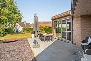 Op zoek naar een ruime woning waar wonen, werken en comfort moeiteloos samenkomen? Deze open bebouwing in de Sint-Laurentiusstraat in Wielsbeke biedt bijzonder veel mogelijkheden dankzij haar royale volumes, perceel van 1.007 m² en de aanwezige praktijkruimte.De woning beschikt over 3 slaapkamers, een bureau, badkamer, zolder en garage. Een grote extra troef is de huidige tandartspraktijk, ideaal voor wie een vrij beroep of professionele activiteit aan huis wil uitoefenen. Uiteraard kan deze ruimte ook perfect een andere invulling krijgen. Aansluitend aan de praktijkruimte bevindt zich bovendien een praktische berging, die uitstekend kan worden ingericht als wasruimte. Zo blijven het woon- en werkgedeelte praktisch van elkaar gescheiden.Ook energetisch zit deze woning goed: ze beschikt over een EPC-label B en zonnepanelen. De volledig uitgeruste keuken, het reeds geïnstalleerde Mappy-laadstation voor elektrische wagens, het terras en de ruime tuin maken het wooncomfort compleet.Ook de ligging is een belangrijke troef. De woning bevindt zich in een rustige doodlopende straat met weinig doorgaand verkeer, ideaal voor wie rustig wil wonen en tegelijk vlot bereikbaar wil blijven.Een veelzijdige eigendom voor gezinnen, zelfstandigen of vrije beroepen die op zoek zijn naar ruimte, een gunstig EPC en de mogelijkheid om wonen en werken te combineren in Wielsbeke.Interesse? Neem gerust contact met ons op voor meer informatie of een bezoek ter plaatse.Te koop via Immo Beguin, jouw vastgoedexpert sinds 2009, met kantoren in Ronse, Waregem, Kortrijk, Deinze, Doornik, Lessines, Moeskroen en Nieuwpoort.Meer info of bezoek via luna@immobeguin.be