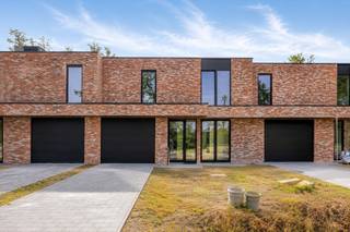 <p>Vous souhaitez acquérir une maison neuve prête à vivre à Hasselt, alliant confort, efficacité énergétique et finitions haut de gamme ? Cette élégante maison mitoyenne située dans la Zestienbundersstraat répond à toutes ces attentes. Construite selon les normes énergétiques les plus récentes, elle est entièrement terminée, peinte et prête à accueillir ses nouveaux propriétaires.<br />Son architecture contemporaine à toit plat, ses briques de parement chaleureuses et ses larges baies vitrées créent une atmosphère lumineuse et agréable tout au long de la journée. Les espaces de vie offrent une belle vue sur le jardin orienté sud-est, créant une harmonie parfaite entre intérieur et extérieur.<br />Le rez-de-chaussée comprend un vaste séjour lumineux, une cuisine ouverte conviviale, une buanderie fonctionnelle ainsi qu'un garage intégré offrant un espace de stationnement et de rangement supplémentaire.<br />À l'étage, vous découvrirez quatre chambres pouvant accueillir une famille, un bureau ou une salle de loisirs selon vos besoins. La salle de bains, entièrement carrelée, dispose d'une baignoire, d'une douche indépendante et d'une double vasque.<br />Les aménagements extérieurs sont également entièrement réalisés. La terrasse donne directement sur le jardin engazonné, bordé de haies et entièrement clôturé, offrant un cadre idéal pour profiter des beaux jours en toute intimité.<br />Cette habitation BEN est équipée d'une pompe à chaleur, d'un système de ventilation D et d'une isolation performante. Son excellent niveau E permet de réduire significativement les consommations énergétiques tout en garantissant un confort de vie optimal.<br />Située dans un quartier résidentiel calme et verdoyant de Hasselt, la maison bénéficie de la proximité des écoles, commerces, transports en commun et infrastructures de loisirs. Le centre-ville de Hasselt ainsi que les principaux axes routiers sont rapidement accessibles.<br />Sous réserve du respect des conditions légales, cette habitation peut également être acquise avec le taux réduit de TVA de 6 %.<br />Vous souhaitez découvrir cette maison neuve de qualité ? Contactez-nous pour obtenir davantage d'informations ou organiser une visite.</p>