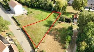 Situé au calme et non loin du centre de Rebecq, beau terrain à bâtir offrant la possibilité d'y construire une belle maison 3 façades...