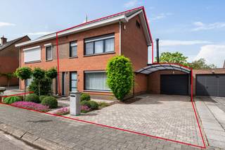 Instapklare half open bebouwing op een perceel van 400 m² in een kindvriendelijke, autoluwe woonwijk, bestaande uit: inkomhal met apart toilet en vestiaire, riante woonkamer op parketvloer met veel lichtinval en voorzien van haard, volledig ingerichte en open keuken. Ruime garage voorzien van automatische poort en aansluitend een extra berging / wasplaats voorzien van douche en sauna. Op de verdieping zijn er 3 mooie slaapkamers en een badkamer voorzien van inloopdouche, lavabomeubel en toilet. Voorts beschikt de woning over een bergzolder, ruime oprit met carport en prachtig aangelegde tuin met terras, tuinberging en ideale zuid-west oriëntatie. PVC schrijnwerk met dubbele beglazing en rolluiken, alarm, 15 zonnepanelen (3.675 Wp) met nog lopende groenestroomcertificaten. Deze woning is asbestvrij. Kortom een woning die reeds verschillende renovaties onderging, gelegen op een rustige locatie te Ranst en op wandelafstand van het centrum! EPC: 390 kWh/m². Beschikbaar bij akte.