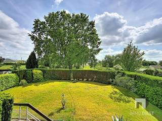 <p><span>Wonen tussen Diest en Scherpenheuvel, in een groene en vlot bereikbare omgeving? Dan zal deze stijlvolle woning uit 1967, die doorheen de jaren gunstige aanpassingen kreeg, u meteen weten te charmeren. </span></p><p><span>Met een bewoonbare oppervlakte van 171 m² op een knap perceel van 855 m² biedt deze eigendom alles wat een gezin nodig heeft om comfortabel en aangenaam te wonen. <br />De woning beschikt over 3 volwaardige slaapkamers en één badkamer, aangevuld met een doordachte indeling en een warme, uitnodigende uitstraling.</span></p><p><span>Binnen valt meteen de ruime, open leefruimte op. De grote raampartijen en de overvloedige lichtinval creëren een bijzonder aangename sfeer. </span></p><p><span>De woonkamer en eetkamer vormen samen een harmonieus geheel, ideaal voor gezinsmomenten of gezellige avonden met vrienden. <br />Dankzij de vele glaspartijen is er bovendien een mooie connectie met de tuin en het omliggende groen.</span></p><p><span>Extra troeven zijn:<br />- Gunstig EPC B-label van 159 kWh/m²<br />- Volledig onderkelderd: inpandige garage, veel extra bergruimte, wasplaats en CV-ruimte<br />- Laadpaal voorzien in de garage<br /> - Vaste trap naar de zolder<br />- Uitbreidingsmogelijkheid op zolder, perfect voor extra kamers, bureau of polyvalente ruimte<br />- Elektrische installatie conform gecertificeerd tot 16.08.2047<br />- Groenestroomcertificaten van € 350 met jaaropbrengst van circa € 1.750 tot 2030<br />- Warmtepompboiler voor het warme water<br />- De initiële verwarming is via luchtverwarming op stookolie maar door 8 warmtepompunits verspreid over de woning is het futureproof verwarmen én koelen.<br />- Voorste gedeelte van het dak is vernieuwd en afgewerkt met natuurleien</span></p><p><span>Buiten wacht een verzorgd perceel met beplanting en uitzicht op mature bomen. Deze tuin vormt de perfecte plek om te genieten van het buitenleven en te ontspannen.<br />Het achterliggend perceel van 20a 60ca in agrarisch hoort niet bij deze eigendom maar u geniet wel van het prachtige uitzicht. Op dit perceel zal nooit gebouwd worden.</span></p><p><span>Dit achterliggende stuk weiland behoort tot dezelfde eigenaar als de woning. <br />Indien gewenst kan dit agrarische perceel gelijktijdig met de villa worden aangekocht of eventueel in een latere fase.<br /><br /></span></p><p><span>Kortom, deze woning biedt een unieke combinatie van modern wooncomfort, groene rust, interessante energetische voorzieningen en een strategische ligging tussen Diest en Scherpenheuvel.<br />Een warme, stijlvolle thuis voor wie op zoek is naar ruimte, licht en kwaliteit.<br />Kom je deze woning graag zelf ontdekken of heb je nog vragen? Neem gerust contact op voor meer informatie of een bezoek ter plaatse.<br />Contacteer ons voor een bezoek op 013 31 25 22 of mail <span>info@immodiest.be</span></span><span><br />We helpen je met een glimlach verder op zoek naar jouw nieuwe thuis.<br />In afwachting van het bezoek kan u alvast de virtuele tour bekijken.</span></p><p><span> </span></p>