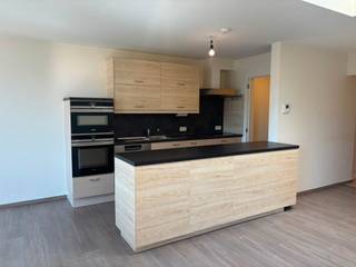 <p>Appartement te huur in het centrum van Diksmuide, gelegen op de Grote Markt.</p>
<p> </p>
<p>Dit appartement combineert een centrale ligging met een praktische indeling en drie volwaardige slaapkamers. Gelegen in het hart van Diksmuide geniet u hier van winkels, horeca en openbaar vervoer op wandelafstand. De lichtrijke leefruimte en het terras zorgen voor aangenaam wooncomfort in het centrum van de stad. Dankzij het EPC-label B woont u bovendien energiezuinig. Een interessante opportuniteit voor wie comfortabel wil wonen in een bruisende omgeving.</p>
<p> </p>
<p>• Inkomhal met toegang tot de verschillende ruimtes<br />• Lichtrijke living met aangename leefruimte<br />• Functionele keuken met praktische indeling<br />• Badkamer uitgerust voor dagelijks comfort<br />• 3 slaapkamers met diverse indelingsmogelijkheden<br />• Berging voor extra opslagruimte<br />• Terras om buiten te genieten</p>
<p> </p>
<p>• Centrale ligging op de Grote Markt van Diksmuide<br />• 3 volwaardige slaapkamers<br />• Energiezuinig appartement met EPC-label B</p>
<p> </p>
<p>Neem vandaag nog contact op met je ERA-makelaar voor een bezoek.</p>
<p>AANMELDEN VIA DE ERA WEBSITE !!</p>
<p>JOUW DROOMAPPARTEMENT. ZO GEVONDEN!</p>