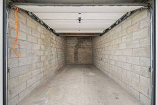 Deze onmiddellijk beschikbare garagebox 8 heeft een binnenafmeting van circa 2,75 m breed x 5,65 m diep en is geschikt voor de meeste wagens. In...