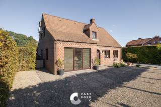 Opgeknapte gezinswoning met 3/4 slaapkamers gelegen op een onderhoudsvriendelijk perceel van 9 are 27 ca.<br />Deze woning is gelegen op wandelafstand van het centrum Kaulille en in goede verbinding met Bree, Peer en Hamont-Achel.<br />Ook de Nederlandse grens bevindt zich op maar liefst 6,5 km van de woning. <br /><br />Het pand beschikt over een zeer praktische indeling waardoor u vanuit de leefruimtes steeds zicht hebt op de riante tuin. Ideaal voor een gezin met kinderen.<br />Op zoek naar een praktijkruimte om mensen aan huis te kunnen ontvangen? Dan geniet je van een ruime kamer van 30m² om deze verder in te richten naar jouw wensen.<br />Het pand werd steeds met liefde onderhouden en recent voorzien van een nieuwe vloer in de living en badkamer op de eerste verdieping.<br />Mits kleine aanpassingen kan je een toekomstbestendig karakter creëren op de gelijkvloerse verdieping.<br /><br />De tuin is voorzien van twee ruime bergingen en is het heerlijk vertoeven onder de overkappingen.<br />Voldoende bergruimte is dus verzekerd!<br /><br />Indeling: (plan onder documenten)<br /><br />Gelijkvloers:<br />+ Inkomhal met apart toilet<br />+ Zithoek met inbouwcassette (hout)<br />+ Eethoek met zicht op de tuin<br />+ Eikenhouten keuken met vaatwasser<br />+ Polyvalente ruimte van 30m²!<br />+ Wasplaats/ achter inkomhal<br /><br />1ste verdieping:<br />+ Nachthal<br />+ Slaapkamer 1<br />+ Slaapkamer 2<br />+ Ruime slaapkamer 3<br />+ Op de slaapkamers zijn airco's aanwezig<br />+ Badkamer met toilet en douche<br /><br />2de verdieping:<br />+ Bergzolder toegankelijk via een luik<br /><br />Benieuwd naar deze woning en zijn mogelijkheden?<br />Neem contact met ons op en we helpen u graag dichtblij verder!