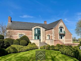 Benaderende OPPERVLAKTEN:Constructie - bewoonbare oppervlakte van de villa: ± 650 m²Totale grondoppervlakte: 7.542m², waarvan ± 3.000 m² bos en ±...