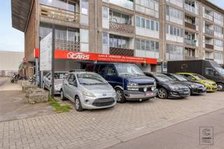 <p>Commercieel pand/autogarage op een uitstekende locatie aan de Bisschoppenhoflaan in Deurne, een belangrijke invalsweg met uitstekende bereikbaarheid en hoge visibiliteit. Dankzij de strategische ligging geniet het pand van een vlotte verbinding met de omliggende gemeenten en de Antwerpse ring, wat het bijzonder interessant maakt voor een garage- of automotive gerelateerde activiteit.<br /><br />Het pand beschikt over een ruime werkplaats met balie/bureau, ideaal voor klantenontvangst en administratie. De werkplaats is toegankelijk via twee sectionaalpoorten en heeft een vrije hoogte van ca. 3,20 meter. Er is één autobrug aanwezig, die in het pand blijft staan. Vanuit de werkplaats is er tevens toegang tot een kelderruimte met poetsbrug, die bijkomende mogelijkheden biedt voor werkzaamheden of extra opslagruimte. Verder is het pand voorzien van een apart toilet en een kleine kitchenette. Achter het bureau bevindt zich nog een aparte ruimte die kan worden ingericht als kantoor, eetruimte of polyvalente ruimte voor personeel. Buiten beschikt het perceel over voldoende buitenruimte, wat ideaal is voor het stockeren of parkeren van meerdere wagens.<br /><br />Extra:<br />- Perceelscore D, gebouwscore C, woongebied, Vg, Gmo, Gvkr, Gvv. <br />- Het pand werd voorheen verhuurd aan € 2.500 / maand (incl. btw), wat dit ook een interessant opbrengsteigendom maakt.</p><p>- Maatregelenregister in aanvraag.<br /><br />Voor meer info ga naar www.coenenvastgoed.be of bel 03/375.82.92</p>
