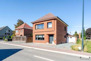 <h1><span>Gerenoveerde woning met 2 badkamers en potentieel voor 3 slaapkamers in Begijnendijk</span></h1><p><span>Instapklaar, verrassend ruim en met extra potentieel!</span><span> Deze gerenoveerde woning biedt </span><span>156 m² wooncomfort</span><span> , met 2 slaapkamers, 2 badkamers, een gezellige tuin én een ruime zolder die eenvoudig kan worden ingericht als derde slaapkamer, bureau of hobbyruimte.</span></p><p><span>De woning beschikt over een </span><span>ruime en lichtrijke leefruimte, gezellig met ingebouwde pelletkachel, </span><span>aansluitend een ingerichte keuken. Op het gelijkvloers bevindt zich bovendien een </span><span>badkamer met inloopdouche</span><span> en praktische was- en bergruimte.</span></p><p><span>Op de eerste verdieping zijn er </span><span>2 volwaardige slaapkamers</span><span> en een tweede badkamer met ligbad en dubbele lavabo. De vaste trap naar de zolder zorgt voor extra flexibiliteit en biedt tal van mogelijkheden.</span></p><p><span>Langs de woning bevindt zich een </span><span>ingerichte tuin met terras en tuinhuis</span><span>. Er zijn 2 staanplaatsen en 1 garage.</span></p><p><span>De woning is goed gelegen. Op wandelafstand van de dorpskern, winkels, scholen en alle andere voorzieningen.</span></p><h3><span>Sterke troeven:</span></h3><ul><li><span>Gerenoveerd en instapklaar</span></li><li><span>Condenserende verwarmingsketel op aardgas</span></li><li><span>extra gezellige warmte met ingebouwde pelletkachel</span></li><li><span>2 slaapkamers + met uitbreidingsmogelijkheid</span></li><li><span>2 badkamers</span></li><li><span>Zolder bereikbaar via vaste trap</span></li><li><span>Gezellige tuin met terras en tuinhuis</span></li><li><span>1 garage + 2 staanplaatsen</span></li></ul><p><span> </span></p><p><span>Een veelzijdige woning met ruimte voor vandaag én mogelijkheden voor morgen. Ontdek zelf het potentieel van deze woning in Begijnendijk!</span></p>