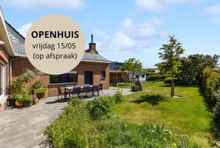 <p>Op zoek naar comfortabel gelijkvloers wonen met potentieel? Deze bungalow in Oudenburg biedt een mooie basis op een centrale ligging.</p><p>Via de inkomhal kom je in de gang die toegang geeft tot de lichtrijke leefruimte met zicht op de tuin. Aansluitend bevindt zich de praktische keuken met toegang tot de berging en het aparte toilet. Verder zijn er twee volwaardige slaapkamers en een nette badkamer. De inpandige garage en extra bergingen zorgen voor voldoende opbergruimte.</p><p>Buiten geniet je van een zonnige tuin met de nodige privacy, ideaal om tot rust te komen.</p><p>Technisch zijn reeds stappen gezet: de meeste ramen werden vernieuwd naar hoogrendementsglas en het plafond is geïsoleerd. Door het aanpassen van het verwarmingssysteem kan de EPC-score relatief eenvoudig verbeterd worden.</p><p>Centrale ligging met een vlotte verbinding naar Brugge, Oostende en omliggende gemeenten, alsook nabij winkels en voorzieningen.</p><p>Ideaal voor wie comfortabel en gelijkvloers wil wonen en de woning verder naar eigen smaak wil afwerken.</p><p>Interesse?</p>