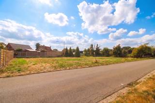 Bouw jouw droomvilla op deze mooie grote villagrond van 1225 m²! Hou je bovendien van een grote tuin, en dit met een ideale zuidwest gerichte oriëntatie? De grote percelen worden zeldzaam! Of bent u misschien op zoek naar een unieke kans om TWEE bouwgronden naast elkaar aan te kopen? Dan is dit een ideale gelegenheid voor u als aannemer bv. om twee huizen naast elkaar te bouwen op hetzelfde moment: tijdsbesparend en praktisch. Ook is dit zeer geschikt voor families die graag naast mekaar willen wonen om praktische redenen (kinderoppas...), of die willen kunnen kiezen wie ze het liefst als naaste buur krijgen! De grond is zeer mooi en gunstig gelegen, in een landelijke omgeving aan het kanaal, met fiets- en wandelgelegenheid. Alle faciliteiten zijn vlakbij: basisschool op 1 km, supermarkten op 1-2 km, bushalte op 200 m, middelbare scholen op 9 km. . Voor meer inlichtingen over de bouwvoorwaarden, gelieve ons kantoor te contacteren.