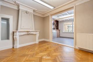 In hartje Beveren, in de rustige Koben Geertstraat, wacht deze karaktervolle herenwoning op een nieuwe eigenaar met visie. Kijk door het werk heen en ontdek een echte parel: achter de knappe voorgevel schuilen authentieke elementen die je vandaag nauwelijks nog terugvindt. Denk aan sfeervolle mantelschouwen en warme parketvloeren die het karakter van weleer ademen.<br />De woning telt vier volwaardige slaapkamers en beschikt over een bijhorende garage met recht van doorgang — een zeldzame troef in het centrum. De ruime, lichtrijke leefruimtes geven je alle vrijheid om een eigentijdse indeling te tekenen. Op het perceel van 180 m² geniet je bovendien van een tof tuintje om helemaal tot rust te komen.<br />Technisch is de basis al gelegd: hoogrendements- en dubbele beglazing, houten en pvc-ramen en een condensatieketel zorgen voor comfort. Het EPC-label F brengt een renovatieplicht met zich mee, maar net daar ligt jouw kans.<br />Wie durft dromen, maakt van dit pand een unieke thuis op absolute toplocatie. Winkels, scholen en het bruisende centrum liggen op wandelafstand. Grijp deze renovatiekans en creëer jouw ideale herenwoning in Beveren.<br />Bel of mail ons voor een afspraak op het nummer: 052/46.38.03 of info@uw-huis.be en wie weet tot binnenkort!<br />