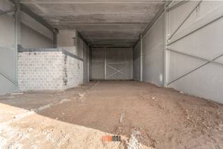 KMO-park Zilleghem bestaat uit 18 KMO-units en 2 kantoren, waarvan op heden nog maar enkele units te koop zijn! <br />Gelegen op het bedrijventerrein 'De Schatting', nabij de Torhoutsesteenweg met een goede verbinding naar de op- en afrit Ruddervoorde (E403). <br />Rondom het gebouw is een private weg aangelegd met privatieve parkeerplaatsen.<br />De KMO-units zijn geschikt voor zowel opslag als productie. Mogelijkheid om zonnepanelen te voorzien op het dak.<br /><br />Afwerking casco KMO-units :<br />- brandklasse C<br />- vrije hoogte van +/- 6,5 m<br />- staalconstructie in combinatie met een betonplint en geïsoleerde sandwichpanelen<br />- automatische sectionale poort (4,50 m B x 4,20 m H) met aparte toegangsdeur met glaspartij<br />- lichtstraat en polybetonvloer<br />- regenwater en septische put<br /><br />KMO-unit 1 op de hoek van het bedrijfsverzamelgebouw bestaat uit een gelijkvloerse verdieping (164 m²) en een lichtrijk kantoor op de eerste verdieping (164 m²).<br /><br />Voorziene oplevering Q4 2025.<br /><br />Voor meer info en inzage in de verkoopplannen of een bezoek ter plaatse : info@futurimmo.be - 0470 50 50 50.