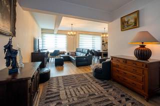 <p><span>Ligging:</span></p><p><span> </span></p><p><span>Vrij rustig appartement op de 1° verdieping in een gebouw met lift, gelegen quasi in het Bisschopenhofpark en op wandelafstand van de groenzone Bremweide.</span></p><p><span> </span></p><p><span>Indeling:</span></p><p><span> </span></p><p><span>Het appartement omvat een inkomhal met veiligheidsdeur en videofoon, een ruime L-vormige woonkamer (37 m²) op laminaat, een ingerichte keuken met aansluitend een overdekt terras met een praktische bergkast. De badkamer is voorzien van een ligbad en aansluiting voor een wasmachine, in de hal is er een apart toilet.</span></p><p><span>Het appartement heeft </span><span>3 slaapkamers allen met laminaatvloer </span><span>en nieuwe ramen met hoogrendementsglas (2 slaapkamers hebben een eigen balkonterrasje)</span></p><p><span> </span></p><p><span>In de kelder van het gebouw is er een individuele berging en is er ook een autostaanplaats beschikbaar (+ € 16.000)</span></p><p><span> </span></p><p><span>Technische kenmerken:</span></p><p><span> </span></p><p><span>EPC Label B (geen renovatieplicht), nieuwe pvc ramen (2021) met hoogrendementsglas, nieuwe condensatieketel op aardgas, dak gebouw geïsoleerd</span></p>