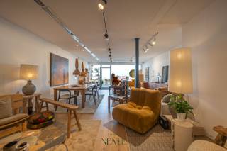 Standingvol handelspand gelegen op een interessant commercieel deel van de Zeedijk-Het Zoute vlakbij het Albertplein & Kustlaan. <br /><br />Enkele winkels in de nabije omgeving: Scapa, Scapa Home, Gallery Sigurd Tanghe, Gallery Samuel Vanhoegaerden,... <br /><br />Het pand leent zich voor verschillende doeleinden met uitzondering van horeca. <br />Zuivere verkoop. Geen overdracht aandelen, etc. <br />Geen overname.