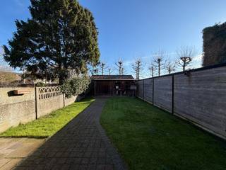 In een aangename, rustige zijstraat van Aalbeke (Kortrijk) vinden we deze verzorgde en verrassend ruime woning terug.<br />Dankzij de centrale ligging geniet je van een vlotte verbinding naar winkels, openbaar vervoer, scholen en belangrijke invalswegen, terwijl je toch heerlijk rustig woont.<br />Sfeervideo: https://youtube.com/shorts/rWPHXsdfbNc<br /><br />Indeling als volgt:<br />Bij het binnenkomen word je verwelkomd in de praktische inkomhal met berging, perfect geschikt om fietsen, jassen en schoenen netjes op te bergen.<br />Aansluitend betreed je de gezellige leefruimte, bestaande uit een sfeervolle zithoek, een eetplaats en een volledig geïnstalleerde keuken met ontbijthoek.<br /><br />Op het gelijkvloers bevinden zich eveneens de badkamer met douche, lavabo en toilet, én een eerste slaapkamer, wat deze woning uiterst geschikt maakt voor gelijkvloers wonen. Apart gastentoilet is ook aanwezig. Handige wasplaats met tal van extra opbergmogelijkheden maakt het gelijkvloers compleet.<br /><br />Op de eerste verdieping vinden we 2 volwaardige slaapkamers.<br />De ruime zolder biedt bovendien de mogelijkheid om extra kamers te creëren.<br /><br />De Oostgerichte tuin is een waar pluspunt. Netjes onderhouden, omgeven door groen en extra privacy dankzij de hoge bomen op het aanpalend perceel.<br />Achteraan bevindt zich een ruim tuinhuis, ideaal voor wie graag tuinmateriaal of hobbyspullen ordentelijk wil opbergen.<br /><br />Conforme elektriciteit &amp; volledig asbestvrij!<br />Kortom, zeker een bezoek waard!<br /><br />Onze ref. DEV4929