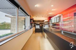 Te koop te Berlare!<br />Deze veelzijdige eigendom met een prachtige open ligging en een schitterend zicht over de omliggende velden. De woning combineert een ruime handelsruimte op het gelijkvloers met een comfortabele private woonst op de verdieping, waardoor dit pand zowel voor eigen gebruik als voor een combinatie van wonen en werken bijzonder interessant is.<br />Op het gelijkvloers bevindt zich een ruime handelsruimte van circa … m², die momenteel ingericht is als bakkerij. Dankzij de oppervlakte en de indeling leent deze ruimte zich echter perfect voor tal van andere commerciële of professionele activiteiten. Wie op zoek is naar een eigendom waar wonen en werken gecombineerd kunnen worden, krijgt hier dan ook heel wat mogelijkheden. Vooraan beschikt het pand bovendien over ruime parkeermogelijkheden.<br />De private woning bevindt zich op de verdieping en beschikt over circa … m² woonoppervlakte. Bij het binnenkomen komen we in de inkomhal, die toegang geeft tot de verschillende leefruimtes. De ruime leefruimte vormt samen met de volledig geïnstalleerde open keuken een aangenaam en lichtrijk geheel. Dankzij de vele raampartijen geniet u hier niet alleen van bijzonder veel natuurlijk licht, maar wordt ook het prachtige uitzicht over de velden optimaal naar binnen gebracht. Het open zicht zorgt voor een aangenaam gevoel van ruimte en rust en vormt zonder twijfel een van de meest bijzondere kenmerken van deze woning.<br />Aansluitend aan de keuken is er een praktische aparte berging voorzien, ideaal voor extra opslagruimte.<br />Verder beschikt de woning over drie ruime slaapkamers en aparte bureauruimte. <br />De badkamer is uitgerust met alle nodige comfort en biedt alles wat u nodig heeft voor het dagelijkse gebruik.<br />Ook buiten heeft deze eigendom heel wat te bieden. Achteraan bevindt zich een verwarmd zwembad, omgeven door een ruim terras waar u volop kunt genieten van de rust en het weidse uitzicht. <br />Daarnaast beschikt de eigendom over een ruime garage waarin maar liefst twee tot drie wagens kunnen worden geparkeerd. Ook vooraan zijn er nog verschillende parkeermogelijkheden aanwezig.<br />De woning is bovendien voorzien van maar liefst 88 zonnepanelen.<br />Deze eigendom biedt een bijzonder interessante combinatie van ruimte, wonen, werken en genieten. De ruime handelsruimte biedt tal van mogelijkheden en kan perfect aangepast worden aan een andere functie.<br />Interesse? Contacteer collega Bernhard 0476022 089 of bernhard@cornelis-goeman.be