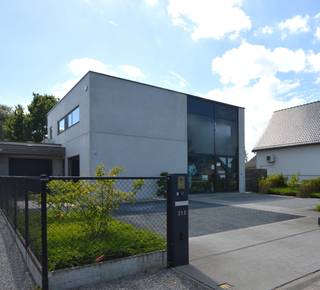<strong>Wonen en werken in Boortmeerbeek</strong><br /><br />Deze nieuwbouw woning bouwjaar 2018 biedt u het beste van twee werelden: een comfortabele privéwoning en een praktisch commercieel of kantoorgedeelte. Gelegen in Boortmeerbeek, op een boogscheut van Mechelen en Leuven, is deze woning ideaal voor zelfstandigen en/of gezinnen die wonen en werken willen combineren en op zoek zijn naar een professionele uitvalsbasis met moderne woonkwaliteit.<br /><br />De woning:
<ul>
	<li>Moderne architectuur met een strakke, hedendaagse uitstraling</li>
	<li>Ruime en lichtrijke leefruimte met open keuken</li>
	<li>3 slaapkamers, badkamer en dressing</li>
	<li>Berging en garage</li>
	<li>Volledig instapklaar met hoogwaardige afwerking</li>
	<li>Energiezuinige woning met lage energiefactuur</li>
	<li>Vloerverwarming en zonnepanelen</li>
	<li>Prachtig aangelegde tuin met zwembad en pool house</li>
</ul>
<br />Het commerciële of kantoorgedeelte:
<ul>
	<li>Afzonderlijke ingang</li>
	<li>Oppervlakte van circa 100m²</li>
	<li>Flexibel in te richten (mogelijkheid tot uitbreiding)</li>
	<li>Perfect voor een kantoor, praktijkruimte, multifunctionele ruimte,…</li>
	<li>Eigen parking</li>
</ul>
<br />De omgeving:
<ul>
	<li>Commerciële en zichtbare top ligging vlakbij het commerciele knooppunt Kampenhout-sas.</li>
	<li>Nabij scholen, winkels en openbaar vervoer</li>
	<li>vlotte verbinding met Mechelen, Leuven en E19 Brussel-Antwerpen</li>
</ul>
<br />Kortom, deze woning is een echte opportuniteit voor wie zoekt naar een unieke combinatie van wonen en werken. Aarzel niet en contacteer ons vandaag nog voor een bezichtiging!<br /><br />Interesse? Neem contact op via 0477/ 29 72 50 of ken@immovos.be voor een bezoek ter plaatse.<br /><br /> 