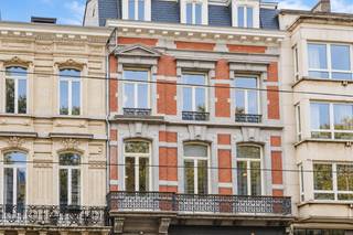 <strong>Ligging</strong><br /><br />Gelegen in de Vlaanderenstraat nabij het Zuidpark. Een makkelijke verbinding met het openbaar vervoer alsook de E40/E17.<br /><br /><strong>Indeling<br /><br /></strong>Dit ruime en karaktervolle appartement is verdeeld over <strong>drie verdiepingen</strong> en combineert royale leefruimtes met een aangename en functionele indeling.<br /><br />De <strong>eerste verdieping</strong> omvat een traphal met aansluitende inkomhal, een sfeervolle leefruimte en een eetruimte met sierhaarden. De volledig ingerichte open keuken vormt het hart van de leefruimte. Dankzij de hoge raampartijen geniet het geheel van een aangename natuurlijke lichtinval. Verder bevindt zich op deze verdieping een bureauruimte met gastentoilet, evenals een ruime eerste <strong>slaapkamer met een eigen badkamer</strong>, uitgerust met douche en lavabo.<br /><br />Op de <strong>tweede verdieping </strong>bevinden zich een praktische wasberging met afzonderlijk toilet, een inkomhal en <strong>twee ruime slaapkamers</strong>, elk voorzien van een sierhaard. Deze slaapkamers delen een verzorgde <strong>badkamer met dubbele lavabo en ligbad</strong>.<br /><br />De <strong>bovenste verdieping</strong> omvat een <strong>zelfstandig duplexgedeelte</strong> met een ruime inkomhal en afzonderlijke berging. De woonkamer met eetplaats sluit aan op een volledig ingerichte open keuken. Verder beschikt deze verdieping over een badkamer met inloopdouche en lavabo. Via een interne trap bereikt men de slaapkamer op de bovenste verdieping.<br /><br />Voor inlichtingen en/of bezoek, bel Guillaume Delbecque <strong>0472 25 70 76</strong>