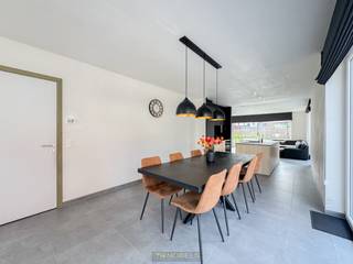 UITERST ENERGIEZUINIGE NIEUWBOUWWONING (E-peil 5!) gelegen in het hart van de VLAAMSE ARDENNEN. Op slechts enkele minuten van het...