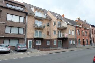 Nabij het centrum van Zulte vinden we dit instapklare appartement op de eerste verdieping. Vlotte verbinding naar E17 en belangrijke invalswegen. Het...
