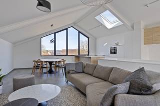 <span>Volledige aankoop mogelijk aan <strong>6% btw</strong>! (onder voorwaarden)<br /></span><br /><span>Landelijk gelegen, in een doodlopende straat, tussen Leuven en Tienen ligt ‘Achter Grijpen’, een uniek architecturaal project met <strong>7 loft-appartementen en 10 woningen.</strong></span><br /><br />Alle woongelegenheden werden piekfijn afgewerkt. De belangrijkste zaken op een rij:<br />
<ul>
<li><span>BEN-appartementen : E-peil < 20 (EPC-klasse A);</span></li>
<li>Warmtepomp in combinatie met vloerverwarming;</li>
<li>Privé zonnepanelen;</li>
<li>Volledig geschilderd;</li>
<li>Voorzien van maatkasten;</li>
<li>Veel lichtinval en privacy;</li>
<li>Ruime terrassen;</li>
<li>Op slechts 3,6km van station Tienen;</li>
<li>Vrijstelling op de onroerende voorheffing gedurende de eerste 5 jaar van bewoning;</li>
</ul>
<span>Bij elke woning of appartement dient u een autostaanplaats bij aan te kopen; ofwel aanpalend aan de woning (8.500 euro), ofwel in de ondergronds garage (17.500 euro). </span><span>Ook voor fietsen zijn er ruim voldoende mogelijkheden zowel boven- als ondergronds. </span><br /><br /><span>Meer info of graag een bezoek ter plaatse? Contacteer ons via 0485 62 36 78 of nieuwbouw@living-stone.be</span>