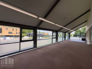 Instapklaar en modern kantoor van 345 m² te huur op de 1ste verdieping van een commercieel pand met uitstekende <strong>zichtbaarheid </strong>langs de Kortrijksesteenweg in Sint-Martens-Latem. Deze kantoorruimte, geschikt als kantoor of showroom, is strategisch gelegen op slechts 4,6 km van de<strong> E40 en R4</strong> en is bovendien vlot bereikbaar met het openbaar vervoer dankzij een bushalte (lijnen 77 en 78) vlak voor de deur.<br /><br />De ruimte beschikt over een open space met 1 vergaderzaal in glas, een kitchenette, sanitair, een berging en een aparte inkom met lift. Het kantoor is <strong>modern </strong>uitgerust met verwarming, airco, verlichting en tapijtvloer en veel lichtinval door de grote glaspartijen. Tevens <strong>5 privatieve parkeerplaatsen</strong> beschikbaar.<br /><br />Voor meer informatie, detailplannen, of het boeken van een vrijblijvend plaatsbezoek, neemt u gerust contact op met <strong>PANORAMA B2B GENT KANTOREN </strong>op het nummer <strong>0477 44 39 30</strong>.