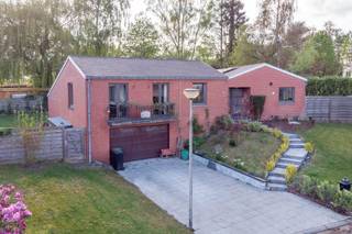 <p><span>Century21 ImmoNero presenteert TOPLIGGING gelegen in een doodlopende straat, in een residentiële wijk van Jezus-Eik, biedt deze gerenoveerde woning van 250m2  op een prachtig zuid-west georiënteerd terrein van 1052m2: Fraaie inkom hal met vestiaire en WC, Grote open living met eetkamer, zithoek en haardhoek van 60m2 die uitgeeft op het zuid-west gerichte terras van 45m2 met Jacuzzi, en aansluitend aan ruim bureau van 40m² (ook extra kamer mogelijk) zonnige ruime keuken van 17m², 4 slaapkamers van 16m2, 10m2, 10m2 en een fraaie masterbedroom 26m² met en-suite badkamer en een lounge/ leeshoek 14m² die aansluit op de tuin. De woning beschikt verder over ruime parkeerplaatsen (4 buitenplaatsen), een dubbele garage (37m2) en kelder (14,5m2).  EPC - C, Elektriciteit conform! 18 zonnepanelen. </span></p>