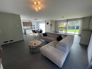 <p><span>Prachtige afgewerkte, recente woning met mooie, volledig afgesloten tuin met terras. De keuken is netjes onderhouden en volledig uitgerust en aansluitend is er een berging die doorgeeft naar de carport. De living is zeer ruim en licht en bovendien voorzien van lamellen aan de vensters. De inkomhal met toilet en prachtige trap leidt ons naar boven waar er 3 gigantische kamers zijn en badkamer met bad en inloopdouche. Tevens is er een extra berging. Volledig onderkelderd, voorzien van zonneboiler en alle hedendaags comfort. Voor deze parel zoeken we een pietje-precies huurder, zodanig dat de eigenaar op zijn 2 oren kan slapen! Bel 0471/66.21.97 tijdens de kantooruren voor meer info of een bezichtiging. </span></p>