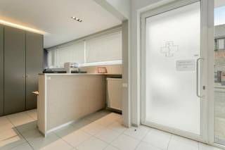 Bent u op zoek naar een kantoor- of praktijkruimte op een toplocatie in Geluwe? Dit instapklare pand dat te koop staat in Geluwe biedt een perfecte combinatie van functionaliteit, ruimte en bereikbaarheid. Het gebouw beschikt over een uitstekend energieprofiel met energielabel B, mede dankzij de hr-beglazing en het duurzame aluminium schrijnwerk. Door de grote raampartijen geniet u in elke ruimte van uitzonderlijk veel natuurlijke lichtinval. Bovendien zorgen de praktische, aparte ruimtes voor een optimale indeling voor diverse professionele activiteiten of een vrije beroeper.<br /><br />Indeling: <br />> Gelijkvloers<br />- Inkom met ontvangstruimte, ingerichte wachtruimte en een balie<br />- Aparte bureau<br />- Ingerichte keuken<br />- Aparte praktijkruimte<br />- Toilet<br /><br />> Eerste verdieping<br />- 4 aparte praktijkruimtes<br />- Technische ruimte<br /><br />Troeven:<br />- Grote raampartijen die zorgen voor een optimaal lichtinval<br />- Centrale ligging nabij diverse invalswegen<br />- Hr-beglazing<br /><br />Bent u op zoek naar bedrijfsvastgoed bestaande uit een praktijkruimte/kantoorruimte te koop in Geluwe? Aarzel dan niet om ons te contacteren op het nummer 056 21 11 11.<br /><br />Bestuursmaatregelen in het maatregelenregister: in aanvraag