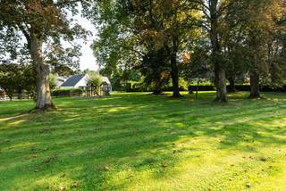 Deze exclusieve villa met tijdloze afwerking is discreet gelegen in het afgesloten en residentiële domein ‘Vlieringenpark’, een oase van rust omgeven door natuur, op slechts 2,5 km van het centrum van Halle en 10 km van Brussel.Een automatische slagboom verwelkomt u in dit unieke stukje paradijs. De villa werd gebouwd op een royaal perceel van 55,8 are en biedt een bewoonbare opp. van maar liefst 583 m², met hoogwaardige materialen en een verfijnde afwerking in elke ruimte. Op het gelijkvloers vindt u een ruime en lichtrijke leefruimte met een open haard van De Puydt en ingewerkte barkast, naadloos verbonden met de eetkamer en de leefkeuken. Deze ruimtes zijn afgewerkt met parketvloeren en worden overspoeld door natuurlijk licht dankzij de grote raampartijen, die een prachtig zicht bieden op de aangelegde tuin. De BULTHAUP-keuken in tijdloos roestvrij staal en hout is uitgerust met een centraal eiland, V-Zug kookplaten en een Gaggenau wijnklimaatkast. Aansluitend is er een praktische bijkeuken/wasruimte en een ruime garage voor drie wagens, met aparte technische ruimte. Daarnaast vindt u op deze verdieping een stijlvolle bureauruimte die rust en focus uitstraalt, een gastentoilet met vestiaire én een luxueuze wellnessruimte met indoor zwembad, sauna, jacuzzi en doucheruimte.<br />Op de 1E VERD; bevindt zich de master bedroom, met eigen bureelhoek, balkon, dressing en ensuite badkamer. Verder zijn er nog 3 volwaardige slaapkamers, 2badkamers en een aparte inloopdressing. <br />De zolder is toegankelijk via een automatisch uitschuifbare trap.De zuidwestgerichte tuin is volledig aangelegd en voorzien van een royaal zonneterras en een 2E zwembad. Overal in het interieur vindt u maatwerk en elegant design van Più, onder leiding van designer Filip Tack. <br />Horizontale lijnen en maatkasten creëren een uniforme, serene stijl.<br />Troeven van deze eigendom:<br />• Ideale ZW-oriëntatie. <br />• Hedendaagse en comfortabele inrichting in uitstekende staat. <br />• 30 zonnepanelen. AIRCO in alle slaapkamers. <br />• Gelijkvloers en master bedroom reeds volledig gerenoveerd. <br />• Hoogwaardige afwerking en privacy voor elk gezinslid. <br />Deze villa is veel meer dan een woning — het is een plek van rust, luxe en geborgenheid. Een droomhuis voor wie op zoek is naar ruimte, comfort en discretie.<br />