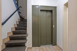 Lichtrijk appartement in het hart van Halle.Indeling : op het 3de verdiep met lift:Inkomhal met wc en berging, ruime lichtrijke woonkamer (45m²) met...