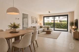 Nieuwbouwcomfort, 3 slaapkamers én een ruim terras: dit gelijkvloerse appartement uit 2024 combineert ruimte, licht en energiezuinig wonen op een topligging nabij de Leie.Indeling: via de inkomhal krijgt u toegang tot de verschillende ruimtes van het appartement. De badkamer is voorzien van een moderne inloopdouche en lavabo en daarnaast is er een apart gastentoilet. Met maar liefst 3 volwaardige slaapkamers is er ruimte genoeg voor het hele gezin, een thuiskantoor of extra hobbykamer.De ruime en lichtrijke leefruimte vormt het hart van het appartement en sluit naadloos aan op de volledig geïnstalleerde open keuken. Grote raampartijen zorgen voor een aangename lichtinval en geven rechtstreeks toegang tot het ruime terras: een heerlijke verlenging van de leefruimte.Bij het appartement hoort bovendien een ruime, afgezette autostaanplaats.Troeven: nieuwbouw van 2024 &amp; amper bewoond, volledig instapklaar, energiezuinig met EPC-label A, ruim terras, ruime en afgezette autostaanplaats inbegrepen, conforme elektrische installatie, asbestvrij, op amper 1 minuut wandelen van de Leie en vlak bij mooie wandel- en fietsroutes, winkels en openbaar vervoer. Instapklaar, energiezuinig en verrassend ruim: en dit allemaal op wandelafstand van de Leie én vlak bij de Markt van Harelbeke. Hier is het enkel nog verhuizen en genieten!Interesse? feline@immobeguin.be