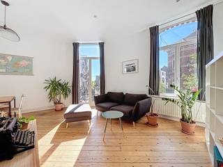 Tel : 0456 12 69 37 / E-mail : kilian.f@weinvest.be<br /><br />Idéalement situé, cet appartement d'angle de 74m² se trouve à proximité immédiate du Parc Marconi et non loin de l'altitude 100, dans un quartier vivant et pratique, proche de toutes les commodités (commerces, écoles, transports en commun).<br /><br />Situé au 1er étage, il se compose de : un hall d’entrée, une pièce de vie lumineuse avec cuisine ouverte entièrement équipée (frigo/congélateur, four, taques de cuisson, hotte et lave-vaisselle), deux chambres (+/- 12m² et +/- 9m²), une salle de bain avec raccordement pour machine à laver et sèche-linge, ainsi qu’un WC.<br />Il dispose également d’une cave privative au sous-sol de la même adresse.<br /><br />Confort moderne : parlophone, chaudière à condensation, double vitrage. <br />Mobilité : Tram 4 et 10, bus 37, 48 et N11.<br /><br />Loyer : 1.250 €<br />Charges : 45 € (comprenant l’entretien des parties communes)<br /><br />PEB : D<br /><br />Disponible à partir du 10/05/2026 ! Bail de 3 ans minimum !<br /><br />Ne tardez pas à planifier une visite ! Pour découvrir d’autres biens exclusifs, rendez-vous sur www.weinvest.be.