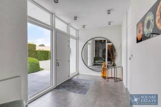 Square Estate presenteert u deze prachtige architecten villa van Walter Gillis, gelegen in het prestigieuze domein van Bouchout in Wemmel, die in...