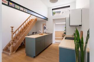 Smaakvol gerenoveerde woning met EPC A<br /><br />Locatie<br />Gelegen op een centrale locatie aan de grens van Borgerhout, vlak bij de vernieuwde Stuivenbergsite, bevindt zich deze volledig gerenoveerde stadswoning. Dankzij de uitstekende bereikbaarheid, talrijke voorzieningen in de directe omgeving en de nabijheid van het stadscentrum geniet u hier van een ideale combinatie tussen comfortabel en stads wonen. Mobiscore: 9,5/10!<br /><br />Beschrijving<br />De woning onderging in 2025 een grondige totaalrenovatie. Daarbij werd bijzondere aandacht besteed aan energiezuinigheid en wooncomfort. Zo werden de muren, vloeren en daken geïsoleerd, werden nieuwe ramen met driedubbele beglazing geplaatst en werd de woning uitgerust met lucht-luchtwarmtepompen die zowel kunnen verwarmen als koelen. Het resultaat mag er dan ook zijn: een uitstekende EPC-score A. Bij het betreden van de woning komt u terecht in de lichtrijke leefruimte die naadloos aansluit op de volledig nieuwe open keuken. Deze werd uitgerust met kwalitatieve toestellen, een centraal keukeneiland en tal van opbergmogelijkheden. Achteraan bevindt zich een praktische wasruimte met maatwerkkasten met aansluitingen voor wasmachine en droogkast. Deze ruimte kan eveneens dienst doen als bureau, leeshoek of extra zithoek. De karaktervolle trap, recent gezandstraald en gevernist. Op de eerste verdieping bevindt zich de stijlvolle, volledig vernieuwde badkamer met inloopdouche en dubbel lavabomeubel, evenals een ruime slaapkamer. De bovenste verdieping wordt ingenomen door de royale master bedroom. Dankzij de hoge plafonds, grote dakramen met zonwering en overvloedige lichtinval geniet deze ruimte van een bijzonder aangename sfeer. Daarnaast is hier ook extra sanitair voorzien met een bad en een lavabomeubel. Kelder ter beschikking. Bewoonbare opp. volgens EPC: 105m².<br /><br />Bijzonderheden<br />- Recente renovatie (2025)<br />- Uitstekend EPC-label A<br />- Conforme elektriciteit<br />- Asbestveilig<br /><br />Verplichte vermeldingen<br />EPC: 69 kWh/m²<br />P-score: C<br />G-score: C<br />Stedenbouwkundige inlichtingen: Gvg, Gvv, Gmo, Wg, Vkr