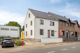 Aan de Weg naar Opoeteren 170 in Oudsbergen treffen we dit volledig gerenoveerde duplex-appartement aan, gelegen op de eerste en tweede verdieping...