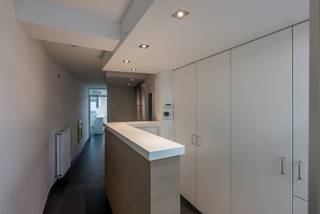 Instapklare praktijkruimte in recent gebouw met uitstekende bereikbaarheid. <br /><br />Bent u op zoek naar een moderne en professioneel ingerichte praktijkruimte? Dan is deze recent gebouwde praktijk de ideale uitvalsbasis voor uw professionele activiteiten.<br /><br />We betreden de praktijk in de onthaalruimte waar u uw cliënten op een aangename manier kan verwelkomen. Daarnaast zijn er twee afzonderlijke praktijkruimtes, ideaal voor zelfstandige zorgverleners, therapeuten of andere vrije beroepen.<br /><br />Verder is de praktijk uitgerust met een volledig geïnstalleerde keuken, wat zorgt voor extra comfort tijdens de werkdag. Dankzij het aanwezige alarmsysteem geniet u bovendien van een veilige werkomgeving.<br /><br />Bij het pand zijn twee private parkeerplaatsen achter het gebouw in de prijs begrepen, waardoor zowel u als uw cliënten steeds gemakkelijk kunnen parkeren.<br /><br />Een gunstig EPC werd bekomen door de recente leeftijd, isolatie, prima in orde schrijnwerk en ramen, centrale verwarming op gas en de aanwezige airco's. <br /><br />Bent u benieuwd en wenst u de volgende stap te nemen in uw ondernemerschap? Maak dan uw afspraak via info@immovl.be of bel het nummer 014 58 02 08!