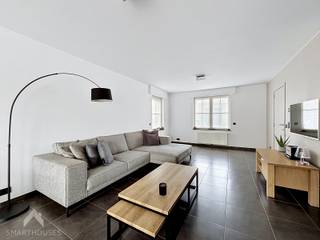 <p>Rustig gelegen gezinswoning die perfect inspeelt op de noden van een modern gezin dat ruimte, comfort en praktische indeling belangrijk vindt.</p>
<p>Je komt binnen via de inkomhal met gastentoilet, waarna de gezellige leefruimte met zit- en eethoek zich opent. Dankzij het zicht op de tuin blijft het altijd licht en verbonden met buiten. De halfopen, volledig uitgeruste keuken maakt het makkelijk om samen te koken terwijl kinderen in de tuin spelen. Aansluitend vind je een handige berging met wasplaats. De onderhoudsvriendelijke tuin met terras is ideaal voor spelende kinderen, zomerse diners of rustige momenten. Achteraan is er een afgesloten carport met uitweg, en vooraan kunnen twee wagens parkeren.</p>
<p>Op de eerste verdieping bevinden zich drie slaapkamers en een badkamer met bad, douche, lavabo en toilet. De tweede verdieping biedt een vierde slaapkamer en een aparte zolderruimte, ideaal als extra opbergruimte.</p>
<p>Een warme, functionele thuis waar elk gezinslid zijn plek vindt.<br /><br />Extra troeven<br /><br /></p>
<ul>
<li>energiezuinig</li>
<li>zonnepanelen</li>
<li>rolluiken</li>
<li>2 regenwaterputten - 10000 l + 5000 l</li>
<li>rustig gelegen</li>
<li>carport met sectionale poort</li>
<li>instapklaar</li>
</ul>
<p>Beschikbaar vanaf : eind augustus 2027<br /><br />Deze woning is te koop ZONDER makelaar via het concept van Smart Houses. Wenst u verdere inlichtingen of een bezoek? Contacteer rechtstreeks de eigenaar via 0472/51.43.23</p>