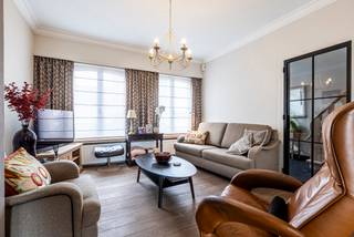 <strong><span>Instapklare, ruime woning met 3 slaapkamers en een diepe tuin.<br /></span></strong><strong><span>De woning onderging in de loop der jaren diverse renovaties waarbij aandacht werd besteed aan hedendaags wooncomfort, kwaliteit en energiezuinigheid mede door de plaatsing van zonnepanelen.<br /></span></strong><strong><span>De Generaal van der Meerschstraat heeft een praktische ligging: rustig wonen met alle voorzieningen binnen handbereik. <br />Parkeren is voorhet huis mogelijk is met een bewonerskaart, optioneel is er een garage aan de overkant te huur.<br />Winkels, scholen en openbaar vervoer liggen op wandel- en fietsafstand.<br /><br /></span></strong><span><span>Gelijkvloerse verdieping</span>: <br /></span><span>Via de inkomhal met trapopgang bereikt u de ruime woonkamer voorzien van een parketvloer en gashaard. Er is ook een fijne bureau/speelhoek.<br />De ruime keuken heeft plaats voor een tafel en is voorzien van veel kasttruimte en diverse inbouwapparatuur.<br />Achter de keuken is er een gastentoilet en een praktische bijkeuken/wasplaats.<br /></span><span><br /><span>Eerste verdieping</span>: <br /></span><span>Op de eerste verdieping bevinden zich drie ruime slaapkamers. Daarnaast is er een badkamer ingericht met toilet, wastafelmeubel en een comfortabele inloopdouche.<br /><span><br />Zolderverdieping:</span> <br /></span><span>De ruime geisoleerde zolder is te bereiken via een vlizo trap.<br /><br /><span>Buitengebeuren:</span> <br /></span><span>Achteraan de woning bevindt zich een gezellige diepe zonnige tuin met een tuinberging.<br />Het terras is voorzien van een zonneluifel en er is onderhoudsvrij kunstgras.<br />Parkeren kan aan de straat met een bewonerskaart. <br /><br /><span>Bijzonderheden:</span> <br />- Instapklare, energiezuinige woning met zonnepanelen.<br />- De woning is in de loop der jaren gemoderniseerd.<br />- Optioneel is er garage te huur aan de overkant van de straat.<br /><br /></span>