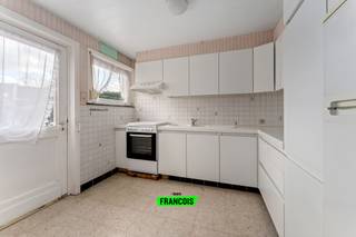 RUSTIG GELEGEN WONING NABIJ HET CENTRUM VAN OOIGEM<br /><br />Ontdek deze ruime en solide halfopen bebouwing in het rustige en gezellige Ooigem — een ideale thuis voor wie comfortabel wil wonen met tal van mogelijkheden.<br /><br />Deze woning verwelkomt je met een praktische indeling en aangename volumes. Je beschikt over drie slaapkamers, een functionele badkamer, een lichtrijke keuken en meerdere bergingsruimtes, alsook een kelder, wat zorgt voor extra comfort en opslagmogelijkheden. Bovendien biedt de zolder nog uitbreidingspotentieel, perfect voor wie extra ruimte wenst te creëren. <br /><br />Een grote troef is de mogelijkheid tot benutten van de naastliggende loods, ideaal voor zelfstandigen, hobbyisten of wie nood heeft aan extra opslagruimte.<br /><br />Gelegen in een rustige, familiale buurt met een gezellige dorpssfeer, geniet je hier van een vlotte bereikbaarheid en alle nodige voorzieningen in de nabije omgeving.<br /><br />Kortom: een woning met ruimte, potentieel en tal van mogelijkheden — perfect voor gezinnen, zelfstandigen of investeerders.<br /><br />Wil je deze buitenkans niet missen? Contacteer ons dan snel op 051 47 48 47 of Tielt@immofrancois.be<br /><br />Deze prijs is een startprijs. Ieder bod wordt voorgelegd aan de eigenaars die zicht het recht voorbehouden om dit al dan niet te aanvaarden.